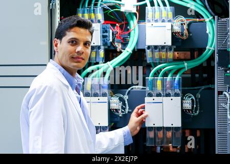 Ricercatore. Micro rete a bassa tensione. Servizi di test e certificati per Smart Grid e Smart Meter. Certificazione di Power Electronics Equipmen Foto Stock