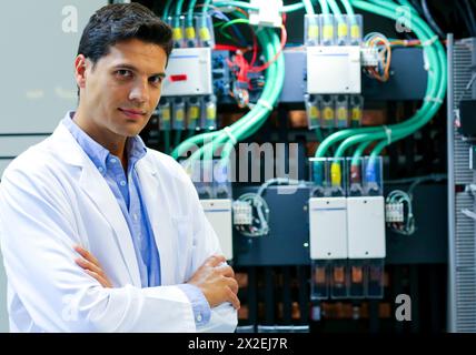 Ricercatore. Micro rete a bassa tensione. Servizi di test e certificati per Smart Grid e Smart Meter. Certificazione di Power Electronics Equipmen Foto Stock