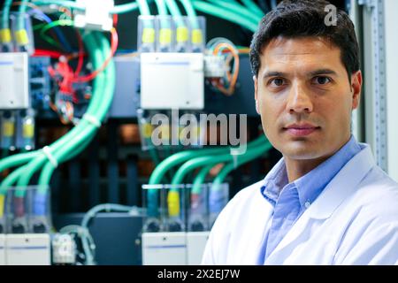 Ricercatore. Micro rete a bassa tensione. Servizi di test e certificati per Smart Grid e Smart Meter. Certificazione di Power Electronics Equipmen Foto Stock