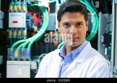 Ricercatore. Micro rete a bassa tensione. Servizi di test e certificati per Smart Grid e Smart Meter. Certificazione di Power Electronics Equipmen Foto Stock