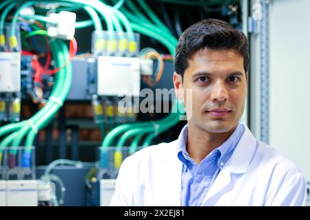 Ricercatore. Micro rete a bassa tensione. Servizi di test e certificati per Smart Grid e Smart Meter. Certificazione di Power Electronics Equipmen Foto Stock