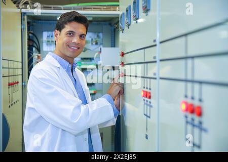 Ricercatore. Micro rete a bassa tensione. Servizi di test e certificati per Smart Grid e Smart Meter. Certificazione di Power Electronics Equipmen Foto Stock