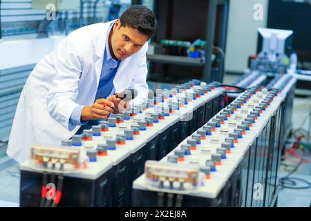 Ricercatore. Batterie a energia solare classiche. Cella liquida solare. Ricerca tecnologica sull'energia. Energia e ambiente. Tecnalia Research & Innovation, Bizk Foto Stock