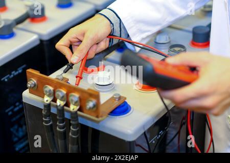 Ricercatore. Batterie a energia solare classiche. Cella liquida solare. Ricerca tecnologica sull'energia. Energia e ambiente. Tecnalia Research & Innovation, Bizk Foto Stock