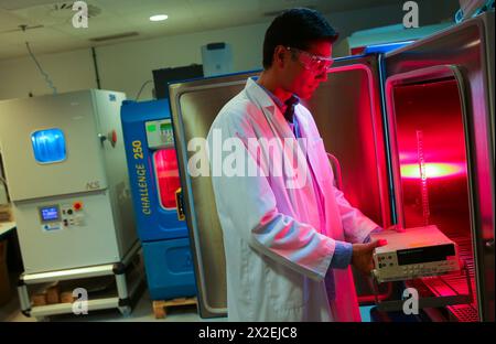 Ricercatore. Provare il clima ad alte e basse temperature. Camera climatica. Test di invecchiamento artificiale. Laboratorio di test ambientale. Certificazione di elettri Foto Stock