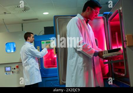 Ricercatori. Provare il clima ad alte e basse temperature. Camera climatica. Test di invecchiamento artificiale. Laboratorio di test ambientale. Certificazione di elettr Foto Stock