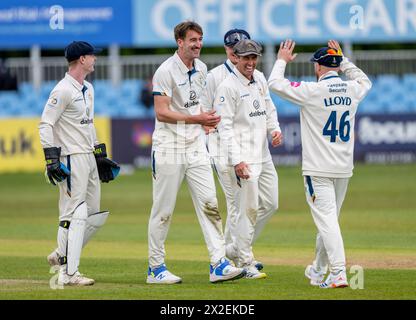 Blair Tickner (seconda a sinistra) del Derbyshire celebra il wicket di Peter Handscomb del Leicestershire in un match per il Vitality County Championship Foto Stock