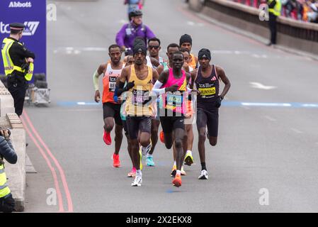 Alexander Mutiso Munyao, Tamirat Tola e i principali uomini d'élite del gruppo che gareggiano nella TCS London Marathon 2024 passando per Tower Hill, Londra, Regno Unito. Foto Stock