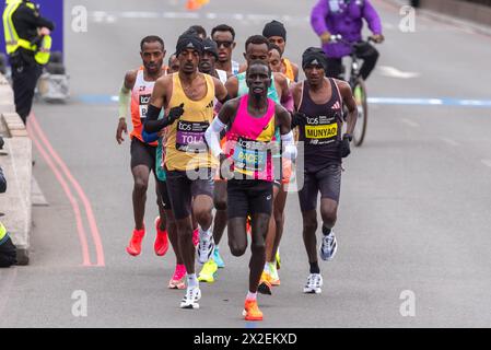 Alexander Mutiso Munyao, Tamirat Tola e i principali uomini d'élite del gruppo che gareggiano nella TCS London Marathon 2024 passando per Tower Hill, Londra, Regno Unito. Foto Stock