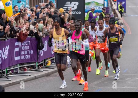 Alexander Mutiso Munyao, Tamirat Tola e i principali uomini d'élite del gruppo che gareggiano nella TCS London Marathon 2024 passando per Tower Hill, Londra, Regno Unito. Foto Stock