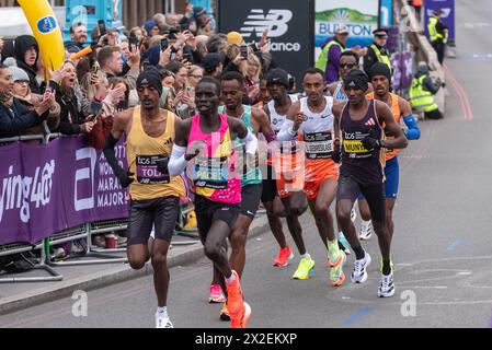 Alexander Mutiso Munyao, Tamirat Tola e i principali uomini d'élite del gruppo che gareggiano nella TCS London Marathon 2024 passando per Tower Hill, Londra, Regno Unito. Foto Stock