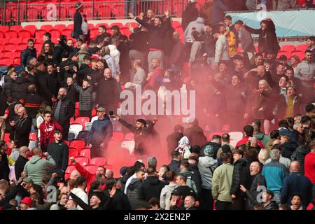 I tifosi del Manchester United festeggiano dopo aver battuto Coventry City - Coventry City contro Manchester United, la semifinale della Coppa degli Emirati Arabi, lo Stadio di Wembley, Londra, Regno Unito - 21 aprile 2024 Foto Stock