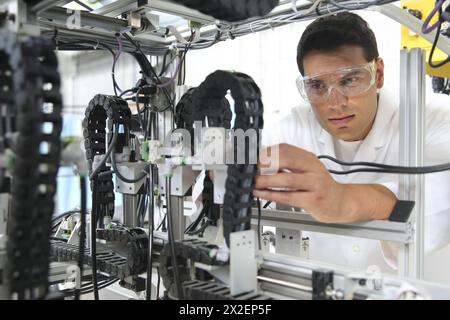 Produzione di cellule robotiche di preforme composite. Produzione di preforme a fibre asciutte 3D. Industria, tecnologia e Centro di ricerca, Parco tecnologico, San S. Foto Stock