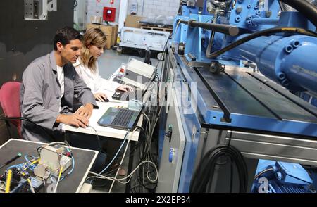 Ricercatori. Banco di prova prototipo per lo sviluppo di attuatori lineari elettromeccanici per l'industria aerospaziale. Technology and Research Center Foto Stock