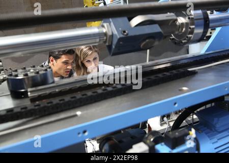 Ricercatori. Banco di prova prototipo per lo sviluppo di attuatori lineari elettromeccanici per l'industria aerospaziale. Technology and Research Center Foto Stock