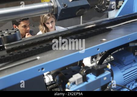 Ricercatori. Banco di prova prototipo per lo sviluppo di attuatori lineari elettromeccanici per l'industria aerospaziale. Technology and Research Center Foto Stock