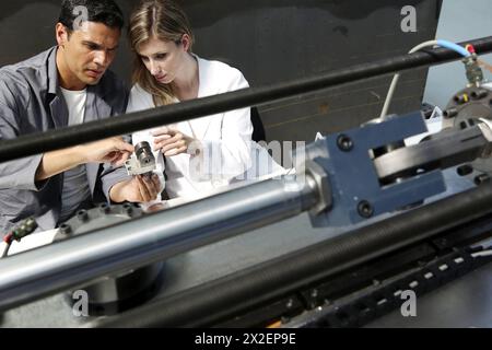 Ricercatori. Banco di prova prototipo per lo sviluppo di attuatori lineari elettromeccanici per l'industria aerospaziale. Technology and Research Center Foto Stock