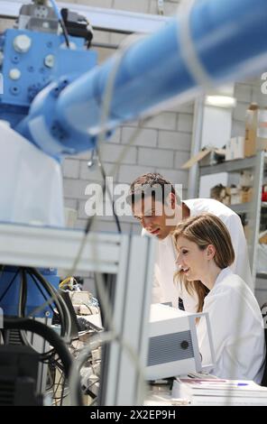 Ricercatori. Banco di prova prototipo per lo sviluppo di attuatori lineari elettromeccanici per l'industria aerospaziale. Technology and Research Center Foto Stock