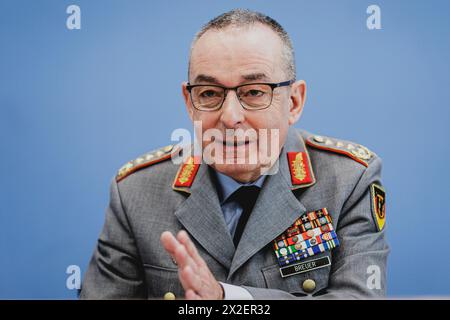 Berlino, Germania. 22 aprile 2024. Il generale Carsten Breuer, ispettore generale della Bundeswehr, fotografò durante una conferenza stampa federale sull'esercitazione militare "Quadriga" a Berlino il 22 aprile 2024. Credito: dpa/Alamy Live News Foto Stock