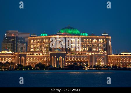 Geografia / viaggio, Emirati Arabi Uniti, Abu Dhabi, skyline di Abu Dhabi City, Emirate Palace hotel, ULTERIORI DIRITTI-CLEARANCE-INFO-NON-DISPONIBILE Foto Stock