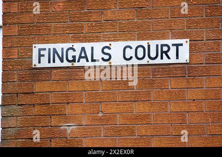 Belfast, Regno Unito 22 04 2024 Police Service Irlanda del Nord effettuare perquisizioni su un immobile e veicolo a Fingals Court West Belfast Irlanda del Nord Credit: HeadlineX/Alamy Live News Foto Stock