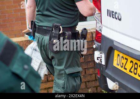 Belfast, Regno Unito 22 04 2024 Police Service Irlanda del Nord effettuare perquisizioni su un immobile e veicolo a Fingals Court West Belfast Irlanda del Nord Credit: HeadlineX/Alamy Live News Foto Stock