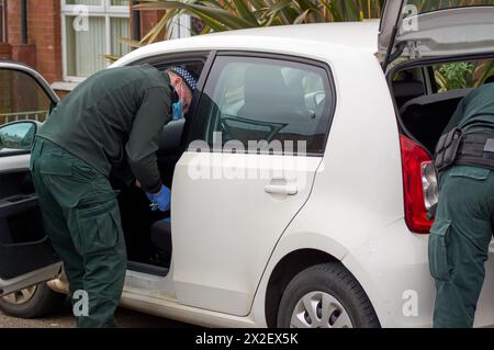 Belfast, Regno Unito 22 04 2024 Police Service Irlanda del Nord effettuare perquisizioni su un immobile e veicolo a Fingals Court West Belfast Irlanda del Nord Credit: HeadlineX/Alamy Live News Foto Stock