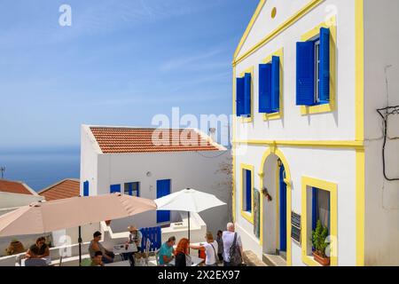 Nisyros, Grecia - 10 maggio 2023: Porta, la piazza centrale del villaggio di Nikia. Isola di Nisyros, Grecia Foto Stock