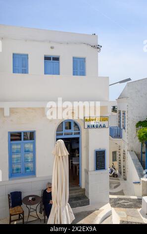 Nisyros, Grecia - 10 maggio 2023: Porta, la piazza centrale del villaggio di Nikia. Isola di Nisyros, Grecia Foto Stock