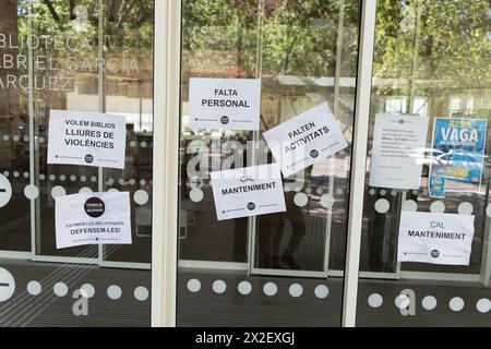 Le biblioteche pubbliche di Barcellona chiedono uno sciopero il giorno prima di Sant Jordi per sensibilizzare sulla mancanza di personale e di manutenzione di cui molti di loro soffrono. Nelle immagini, la Biblioteca Gabriel Garcia Marquez, vincitrice del premio per la migliore biblioteca del mondo, dove molti utenti o turisti che volevano visitarla trovarono le porte chiuse. Las bibliotecas pœblicas de Barcelona convocan una huelga el d'a antes de Sant Jordi para visibilizar la falta de personal y mantenimiento que muchas de ellas padecen. EN las im‡Genes, la Biblioteca Gabriel Garca'a M‡rquez, ganadora del premio a la mejor biblio Foto Stock