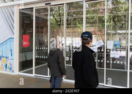 Le biblioteche pubbliche di Barcellona chiedono uno sciopero il giorno prima di Sant Jordi per sensibilizzare sulla mancanza di personale e di manutenzione di cui molti di loro soffrono. Nelle immagini, la Biblioteca Gabriel Garcia Marquez, vincitrice del premio per la migliore biblioteca del mondo, dove molti utenti o turisti che volevano visitarla trovarono le porte chiuse. Las bibliotecas pœblicas de Barcelona convocan una huelga el d'a antes de Sant Jordi para visibilizar la falta de personal y mantenimiento que muchas de ellas padecen. EN las im‡Genes, la Biblioteca Gabriel Garca'a M‡rquez, ganadora del premio a la mejor biblio Foto Stock