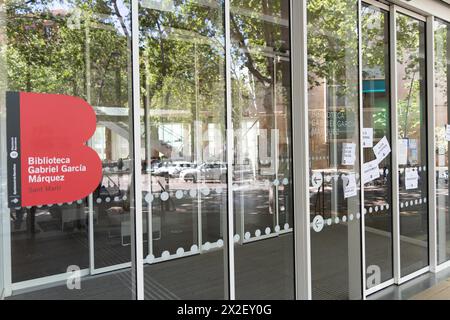 Le biblioteche pubbliche di Barcellona chiedono uno sciopero il giorno prima di Sant Jordi per sensibilizzare sulla mancanza di personale e di manutenzione di cui molti di loro soffrono. Nelle immagini, la Biblioteca Gabriel Garcia Marquez, vincitrice del premio per la migliore biblioteca del mondo, dove molti utenti o turisti che volevano visitarla trovarono le porte chiuse. Las bibliotecas pœblicas de Barcelona convocan una huelga el d'a antes de Sant Jordi para visibilizar la falta de personal y mantenimiento que muchas de ellas padecen. EN las im‡Genes, la Biblioteca Gabriel Garca'a M‡rquez, ganadora del premio a la mejor biblio Foto Stock