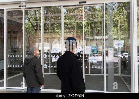 Le biblioteche pubbliche di Barcellona chiedono uno sciopero il giorno prima di Sant Jordi per sensibilizzare sulla mancanza di personale e di manutenzione di cui molti di loro soffrono. Nelle immagini, la Biblioteca Gabriel Garcia Marquez, vincitrice del premio per la migliore biblioteca del mondo, dove molti utenti o turisti che volevano visitarla trovarono le porte chiuse. Las bibliotecas pœblicas de Barcelona convocan una huelga el d'a antes de Sant Jordi para visibilizar la falta de personal y mantenimiento que muchas de ellas padecen. EN las im‡Genes, la Biblioteca Gabriel Garca'a M‡rquez, ganadora del premio a la mejor biblio Foto Stock