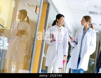 Ricercatori che camminano nel laboratorio del corridoio. Laboratorio di analisi chimica. Servizi tecnologici all'industria. Tecnalia Research & Innovation, Donostia, Foto Stock