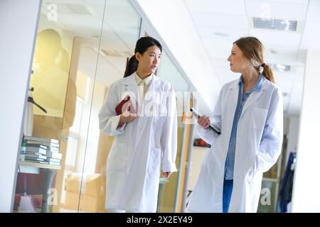 Ricercatori che camminano nel laboratorio del corridoio. Laboratorio di analisi chimica. Servizi tecnologici all'industria. Tecnalia Research & Innovation, Donostia, Foto Stock