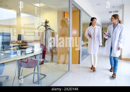 Ricercatori che camminano nel laboratorio del corridoio. Laboratorio di analisi chimica. Servizi tecnologici all'industria. Tecnalia Research & Innovation, Donostia, Foto Stock