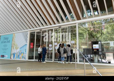 Le biblioteche pubbliche di Barcellona chiedono uno sciopero il giorno prima di Sant Jordi per sensibilizzare sulla mancanza di personale e di manutenzione di cui molti di loro soffrono. Nelle immagini, la Biblioteca Gabriel Garcia Marquez, vincitrice del premio per la migliore biblioteca del mondo, dove molti utenti o turisti che volevano visitarla trovarono le porte chiuse. Las bibliotecas p&#xfa;blicas de Barcelona convocan una huelga el d&#xed;a antes de Sant Jordi para visibilizar la falta de personal y mantenimiento que muchas de ellas padecen. EN las imágenes, la Biblioteca Gabriel Garc&#xed;a Márquez, ganadora del Foto Stock