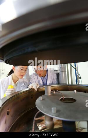 Ricercatori. Sistema di nitrurazione del plasma a schermo attivo. Camera a depressione. Superfici di laboratorio. Tecnalia ricerca e innovazione. Donostia. San Sebastian. Gi Foto Stock