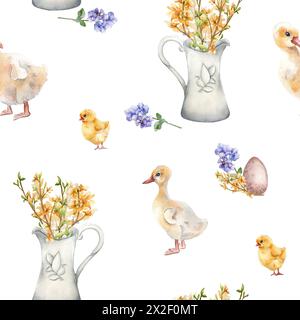 Acquerello pasquale senza cuciture con uova colorate e primi fiori primaverili isolati sul bianco. Fiori in caraffa con animali della fattoria disegnati a mano per Pasqua Foto Stock