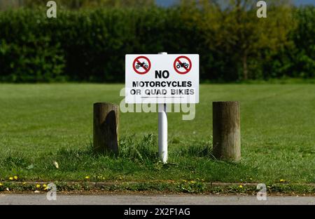 Cartello "No Motorcycles or Quad Bikes" su un Village Green, Kent, Regno Unito. Foto Stock