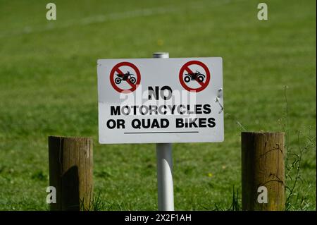 Cartello "No Motorcycles or Quad Bikes" su un Village Green, Kent, Regno Unito. Foto Stock