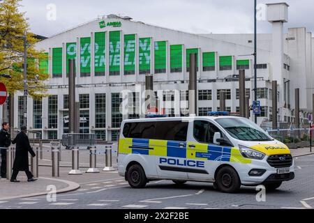 Ovo Wembley Arena, Londra, Regno Unito. 22 aprile 2024. L'area che circonda la sede della Ovo Arena a Wembley Park è stata delimitata dalla polizia Met a seguito di un incidente. La natura dell'incidente è ancora stata resa pubblica, ma diverse strade che circondano l'iconico luogo sono state chiuse al pubblico e la polizia è presente a causa di problemi di sicurezza. Foto di Amanda Rose/Alamy Live News Foto Stock