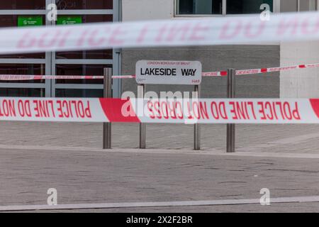 Ovo Wembley Arena, Londra, Regno Unito. 22 aprile 2024. L'area che circonda la sede della Ovo Arena a Wembley Park è stata delimitata dalla polizia Met a seguito di un incidente. La natura dell'incidente è ancora stata resa pubblica, ma diverse strade che circondano l'iconico luogo sono state chiuse al pubblico e la polizia è presente a causa di problemi di sicurezza. Foto di Amanda Rose/Alamy Live News Foto Stock