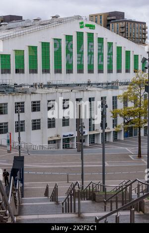 Ovo Wembley Arena, Londra, Regno Unito. 22 aprile 2024. L'area che circonda la sede della Ovo Arena a Wembley Park è stata delimitata dalla polizia Met a seguito di un incidente. La natura dell'incidente è ancora stata resa pubblica, ma diverse strade che circondano l'iconico luogo sono state chiuse al pubblico e la polizia è presente a causa di problemi di sicurezza. Foto di Amanda Rose/Alamy Live News Foto Stock