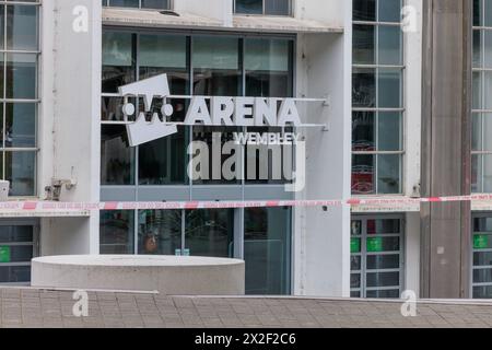 Ovo Wembley Arena, Londra, Regno Unito. 22 aprile 2024. L'area che circonda la sede della Ovo Arena a Wembley Park è stata delimitata dalla polizia Met a seguito di un incidente. La natura dell'incidente è ancora stata resa pubblica, ma diverse strade che circondano l'iconico luogo sono state chiuse al pubblico e la polizia è presente a causa di problemi di sicurezza. Foto di Amanda Rose/Alamy Live News Foto Stock