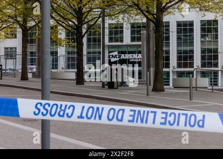 Ovo Wembley Arena, Londra, Regno Unito. 22 aprile 2024. L'area che circonda la sede della Ovo Arena a Wembley Park è stata delimitata dalla polizia Met a seguito di un incidente. La natura dell'incidente è ancora stata resa pubblica, ma diverse strade che circondano l'iconico luogo sono state chiuse al pubblico e la polizia è presente a causa di problemi di sicurezza. Foto di Amanda Rose/Alamy Live News Foto Stock