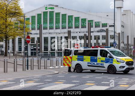 Ovo Wembley Arena, Londra, Regno Unito. 22 aprile 2024. L'area che circonda la sede della Ovo Arena a Wembley Park è stata delimitata dalla polizia Met a seguito di un incidente. La natura dell'incidente è ancora stata resa pubblica, ma diverse strade che circondano l'iconico luogo sono state chiuse al pubblico e la polizia è presente a causa di problemi di sicurezza. Foto di Amanda Rose/Alamy Live News Foto Stock