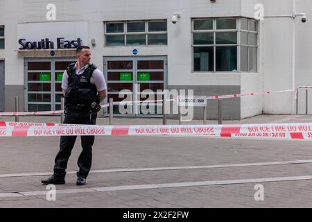 Ovo Wembley Arena, Londra, Regno Unito. 22 aprile 2024. L'area che circonda la sede della Ovo Arena a Wembley Park è stata delimitata dalla polizia Met a seguito di un incidente. La natura dell'incidente è ancora stata resa pubblica, ma diverse strade che circondano l'iconico luogo sono state chiuse al pubblico e la polizia è presente a causa di problemi di sicurezza. Foto di Amanda Rose/Alamy Live News Foto Stock