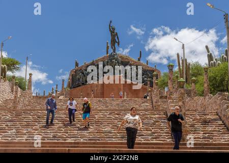 Jujuy, Argentina - 25 gennaio 2024: Turista nel Monumento agli Eroi d'indipendenza a Humahuaca, provincia di Jujuy, Argentina. Foto Stock