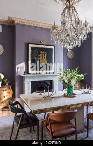 Lampadario di cristallo sopra i fiori recisi sul tavolo da pranzo nella casa cittadina georgiana. Paultons Square, Chelsea, Londra, Regno Unito. Foto Stock